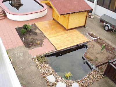 Neue Gartenhütte und kleiner Teich sind fertig